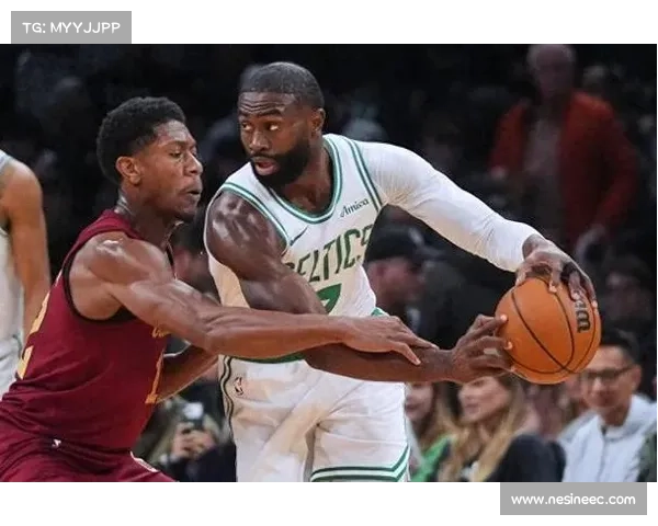 布朗在比赛中的关键表现如何左右局势并最终决定胜负